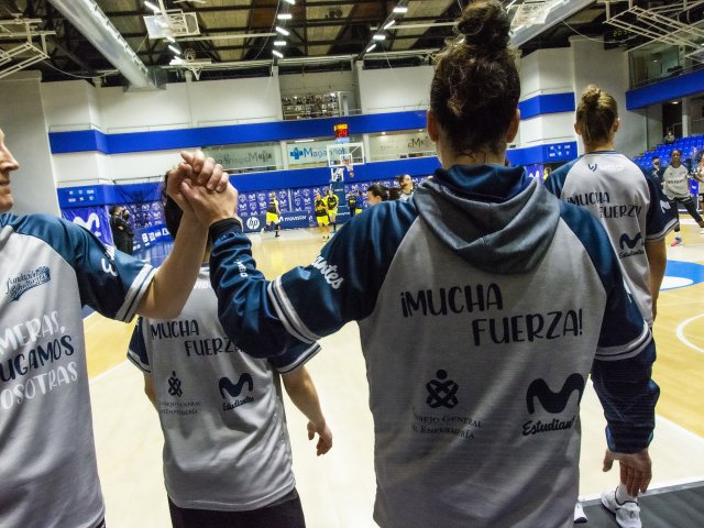 Las jugadoras del Movistar Estudiantes Femenino han calentado con los cubres